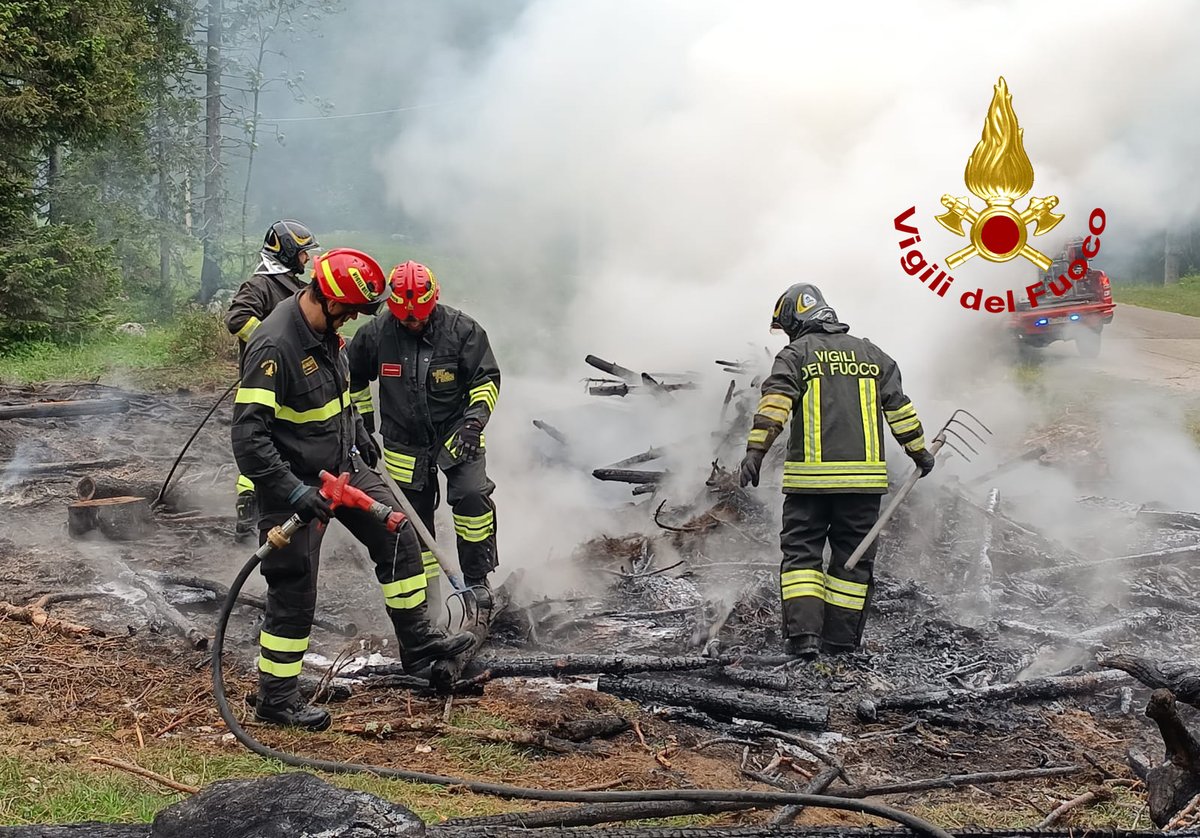 vvfveneto's tweet photo. #28giugno 17:30 #Rotzo(VI), intervento dei #vigilidelfuoco in una zona boschiva lungo la strada verso il monte #Verena per l’incendio di un cumulo di rifiuti di legna, derivanti da scarti di taglio di alberi. Evitato il coinvolgimento del vicino bosco #soccorsiquotidiani https://t.co/uuMSuYwp0C