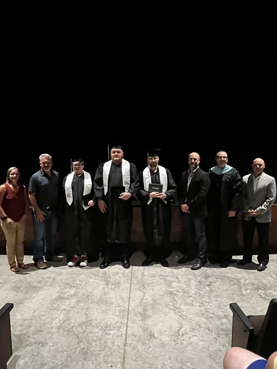 DrKevinMorrison's tweet photo. Great time today celebrating a few more @Willard_HS graduates! #1T1W #itsgoodtobeatiger @willardschools https://t.co/11C5TehdXQ