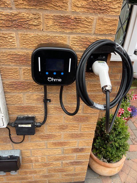 danlecElec's tweet photo. 👉 Our 3 most popular EV chargers features explained.

Ohme - Perfect with an Octopus Energy tariff for 7.5p KwH rates♻️

myenergi Zappi - Ideal to harness free solar energy for your vehicle. ☀️

Easee Charge - Great for commercial properties with its sleek untethered design.⚡️ https://t.co/zApgMtt4b1