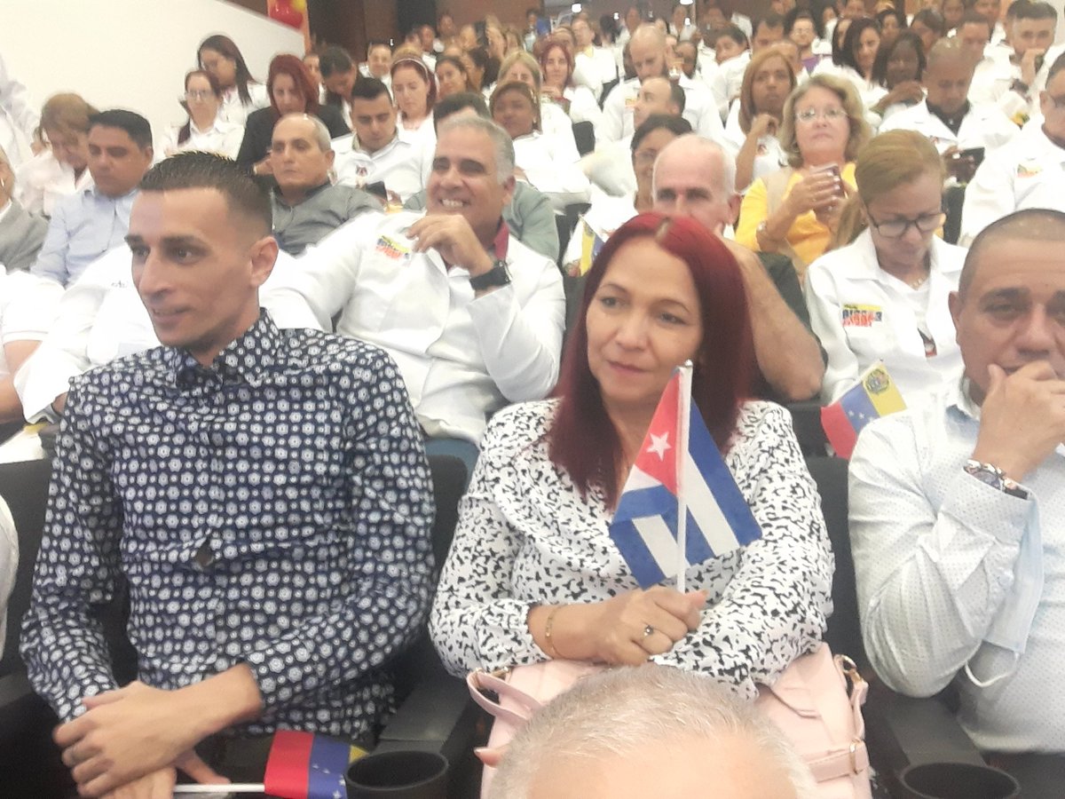Dagober76504073's tweet photo. Con emoción y orgullo acompañamos al miembro del Buró Nacional UJC, Yaliel Cobo, y a la VMP del MINSAP, Tania Pérez, en hermoso acto de entrega de la Bandera de Honor a la Misión Médica Cubana y Orden Abel Santamaría y Medalla 60 Aniversario a un grupo de jóvenes colaboradores. https://t.co/QrP6jxSAEY