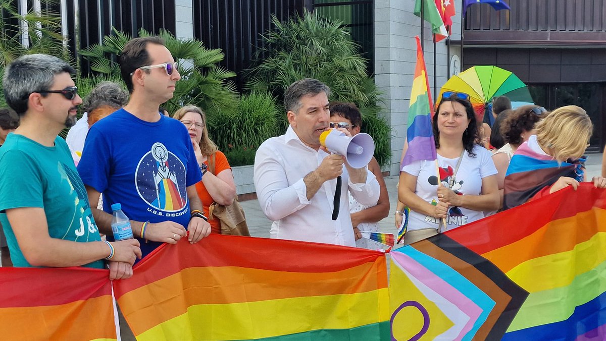 PSOE_Galapagar's tweet photo. #Orgullo23. El Equipo de Gobierno #PPVOX  no ha querido poner la bandera LGTBI como los 4 años pasados. Por: "Ellos la quitan. Nosotros la Ponemos", salimos a manifestarnos por las calles de Galapagar. Nadie pisoteará nuestros derechos ni nos quitará la libertad.
@Sierralgtbi https://t.co/DsD3uI8PRt