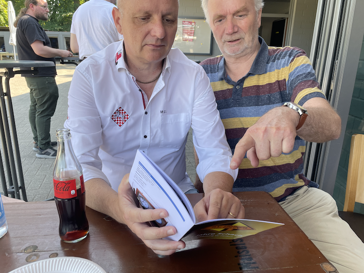 NSVschach's tweet image. 50 Jahre SV Hellern

Info: nsv-online.de/2023/06/50-jah…

📸 Michael S. Langer vertieft sich in die Festschrift. Rechts: Abt.Leiter SV Hellern Hartmut Weist. (Quelle: schach-hellern.de)

#Schach #Hellern #50Jahre @MSLChess