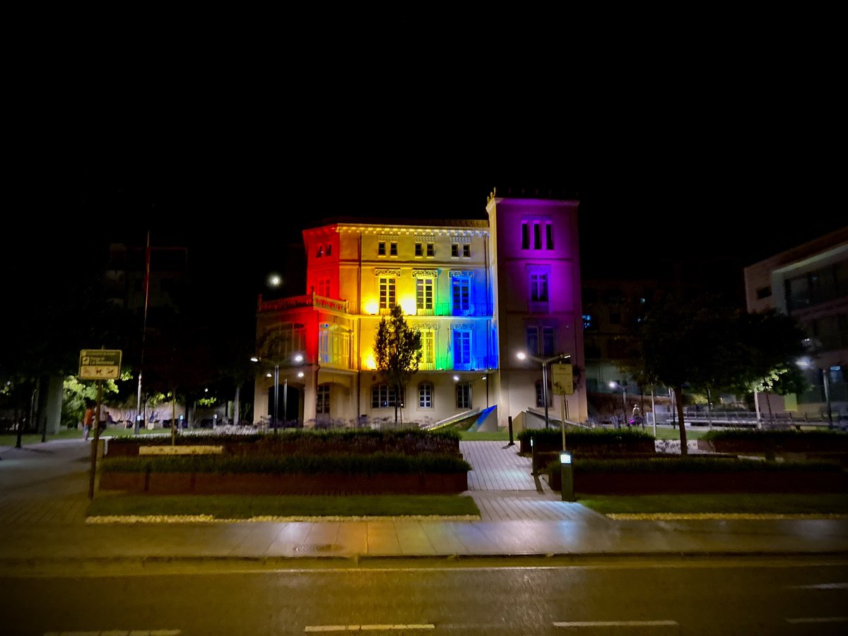 aytoarnedo's tweet photo. ❤️🧡💛💚💙💜 El Palacio de la Baronesa y el Centro Joven se iluminan hoy para conmemorar que estamos orgullosos de defender que cada cual sea lo que quiera ser. #SimplementeOrgullo https://t.co/NR9gWj1HxP
