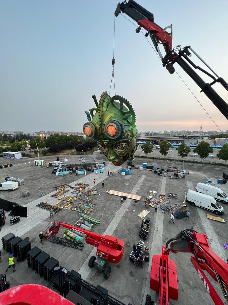 GenteDeFallas's tweet photo. El taller de Llongo prepara el decorado para Maudes Festival, Hymn Of Myranda en @IFEMA madrid
#artista #fallero #madrid #decorado https://t.co/RzO2V4Nrel