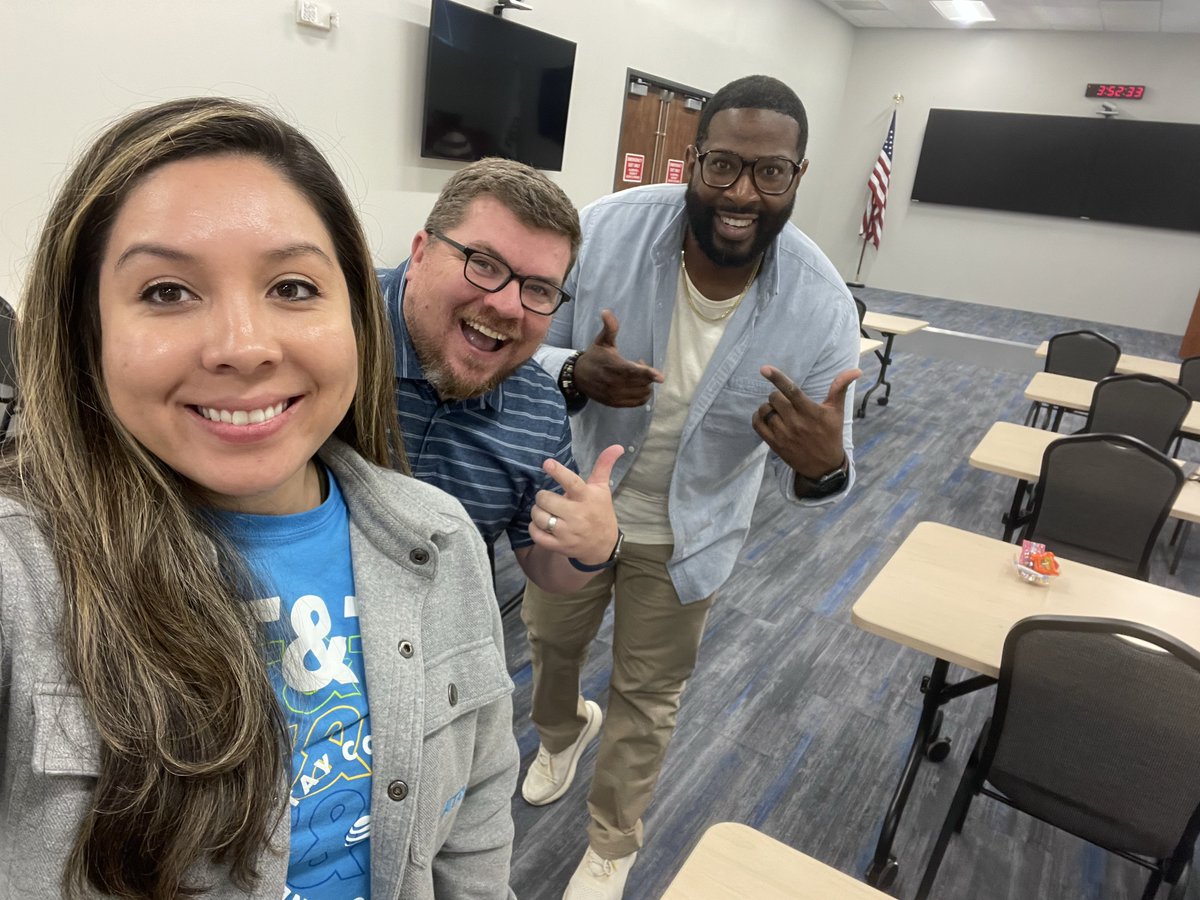 Shoutout to the these two 🐐 for taking a photo with me today!
