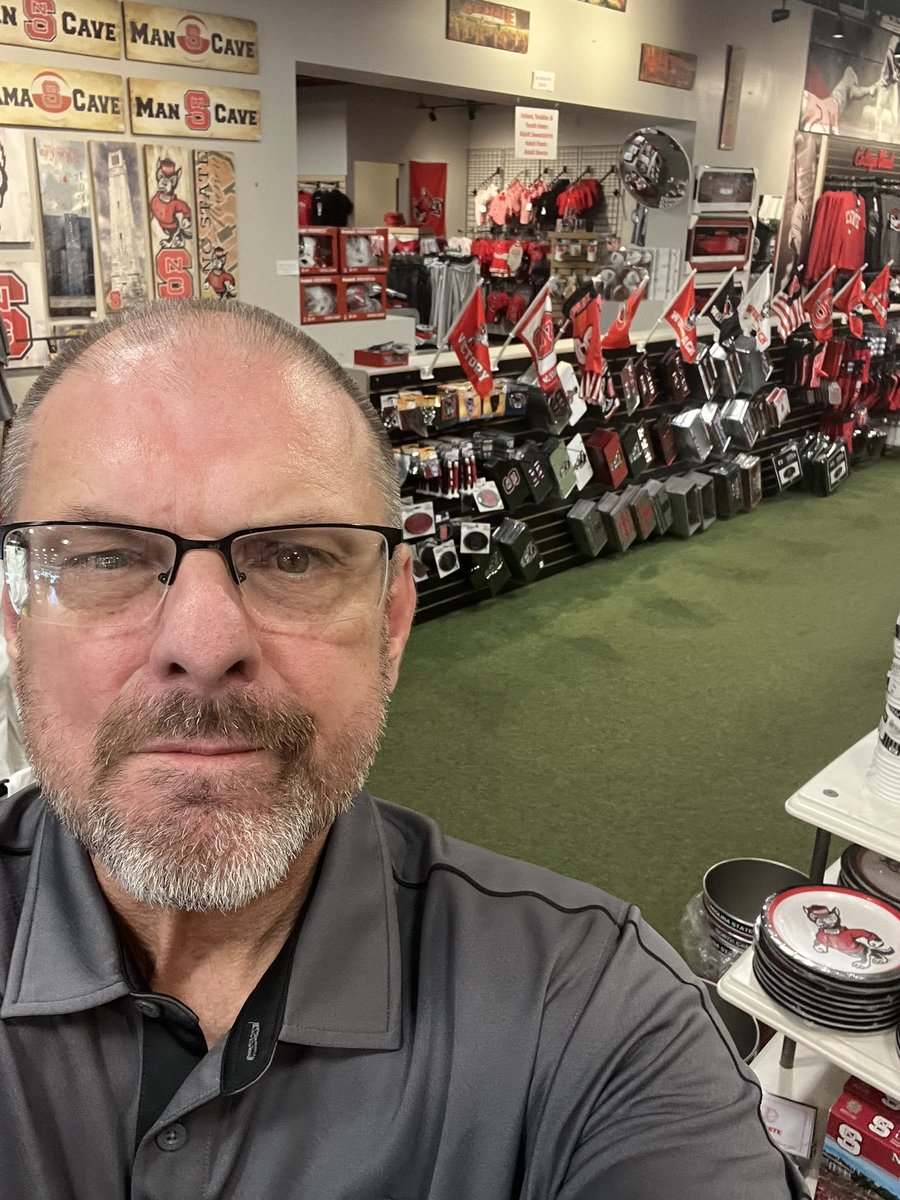 Maxxcoates's tweet photo. When someone says, “if you had $5000 to spend in 30 minutes, which store would you pick?” 
@RedandWhiteShop https://t.co/qL9L3xmmay
