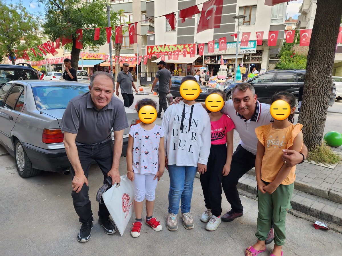 Bu yıl Yetim Türkmen çocuklarımıza bayramlıklarını Büyük Türk Dünyası Derneği Başkanı Müzeyyen Yaşar  ve siz aziz Milletimizle birlikte hediye ettik. Allah razı olsun.