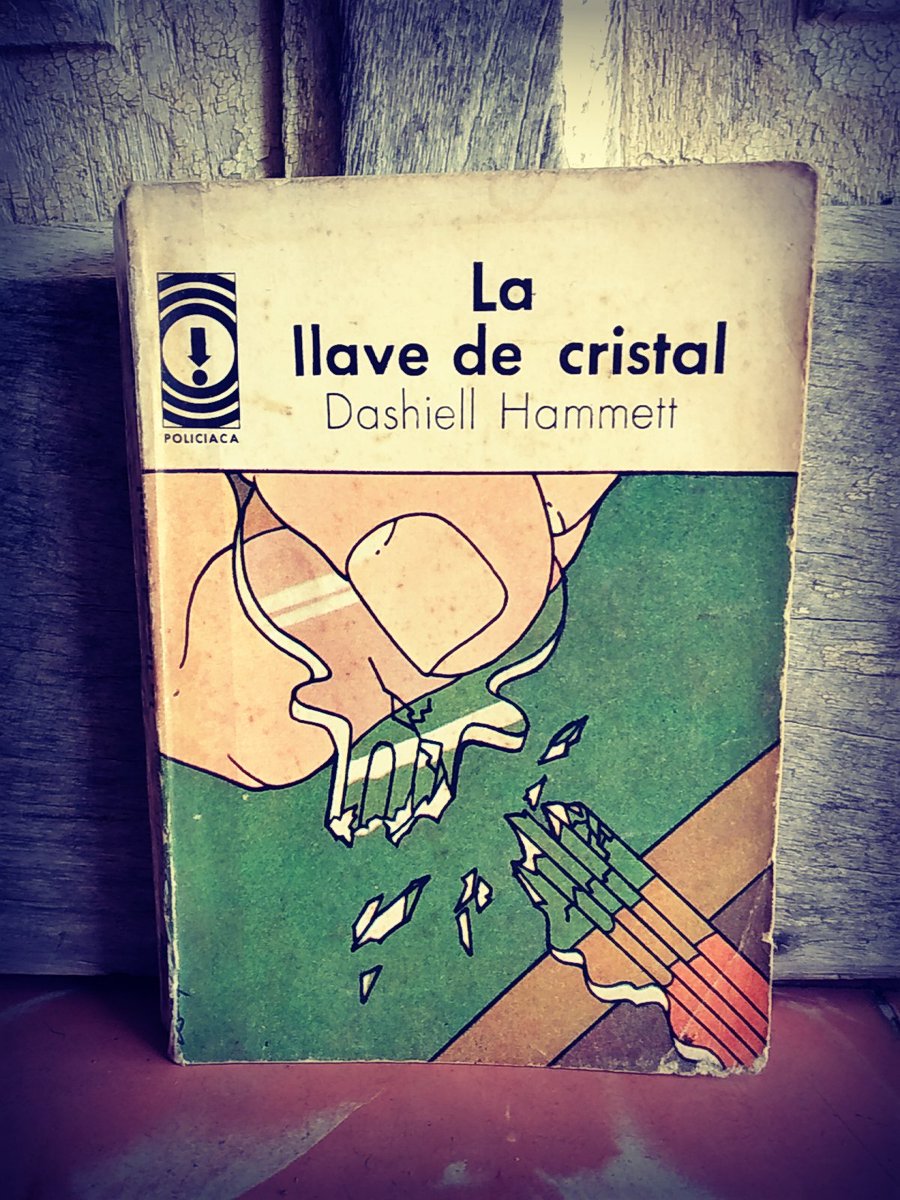 machadogaliana's tweet image. Cuando me preguntan por una buena novela policial, muchas veces hablo de este libro. Y cuando me preguntan por una buena novela a secas, también aparece este título entre los que comúnmente sugiero.

#lallavedecristal #theglasskey #dashiellhammett #hardboiled