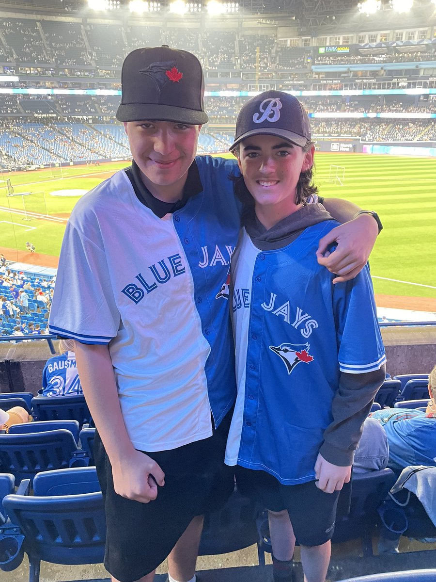 NaturallyKare's tweet photo. Grade 8 grads at #SplitterDay. #GoJays #BlueJays https://t.co/dWixjJy7KM