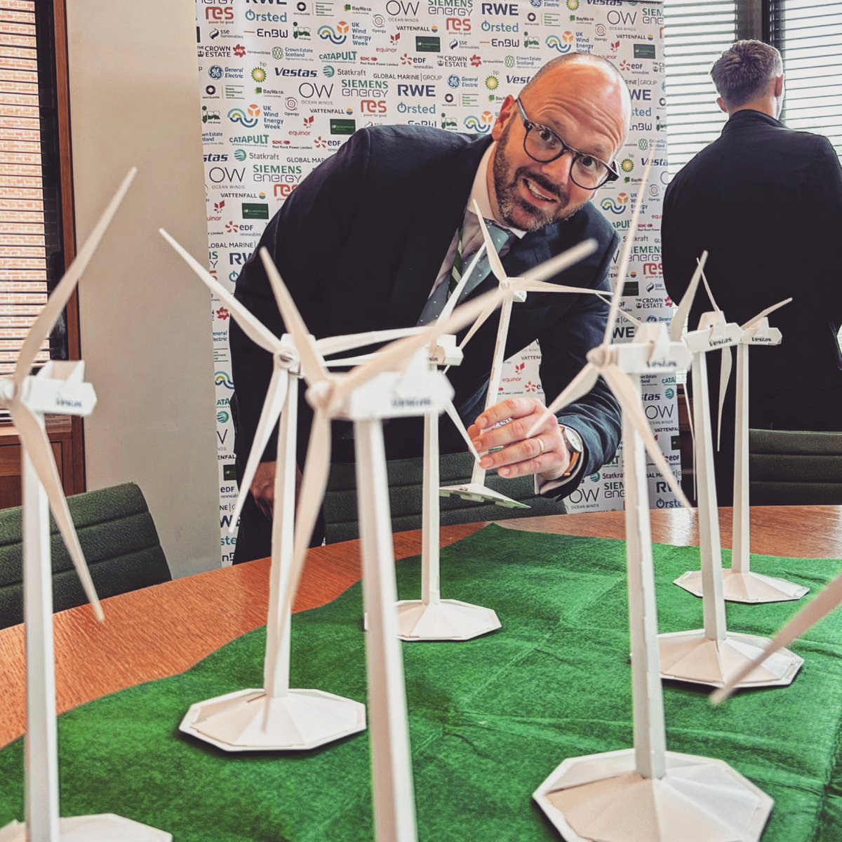 simonfell's tweet photo. Great to stop in on @renewableUK yesterday in Parliament to discuss the importance of onshore wind as part of our energy mix and the role it will play, alongside offshore, wave and tidal in giving the UK a resilient energy supply and lowering prices.

#WindEnergyWeek https://t.co/WWeNe8J3nT