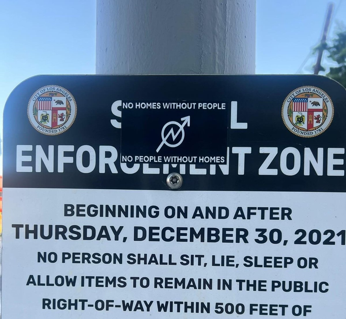 GraffitiRadical's tweet photo. "No Homes Without People, No People Without Homes"
Sticker seen on an anti-homeless sign in Hollywood, California https://t.co/8GlHoDZSIE