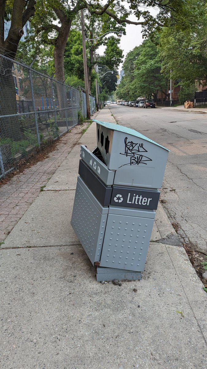 Hey <a href="/311Toronto/">311 Toronto</a> How should I report this on your app? I couldn't figure it out so I had to report it as a bicycle ring considering that was the only street furniture item I could find. Please let me know for next time 🙂 This one is located at 14 Pembroke St.
@ChrisMoiseTO