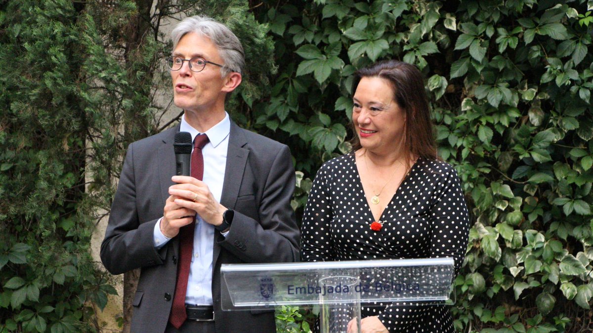 BelgiuminSpain's tweet photo. El diplomático 🇪🇸 y exdirector del CNI, Jorge Dezcallar dio anoche su interesante visión sobre la situación geopolítica actual, como invitado de honor de la anual cena debate de #ASEABEL en la residencia del embajador🇧🇪. 

*Asociación de ex🧑‍🎓🇪🇸  en Universidades 🇧🇪 y Amigos de 🇧🇪 https://t.co/3pL9s0b63I
