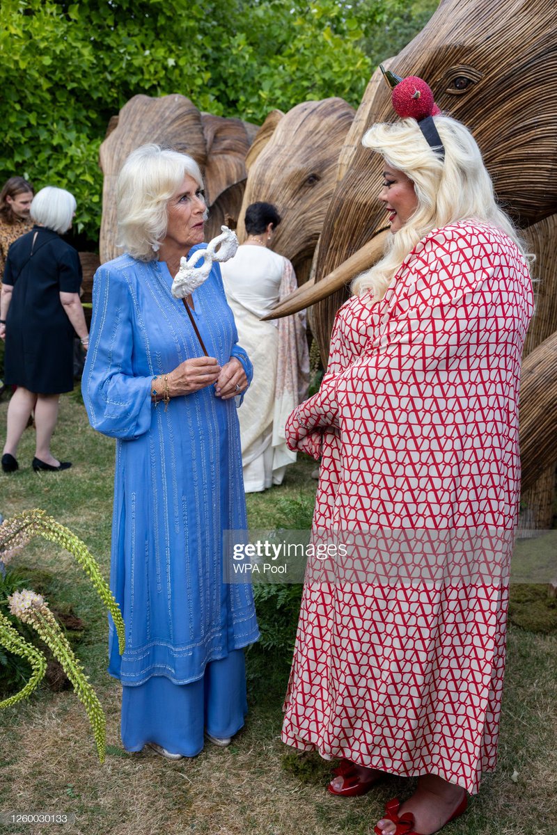 The Queen was talking with Gemma Collins.#QueenCamilla #GemmaCollins