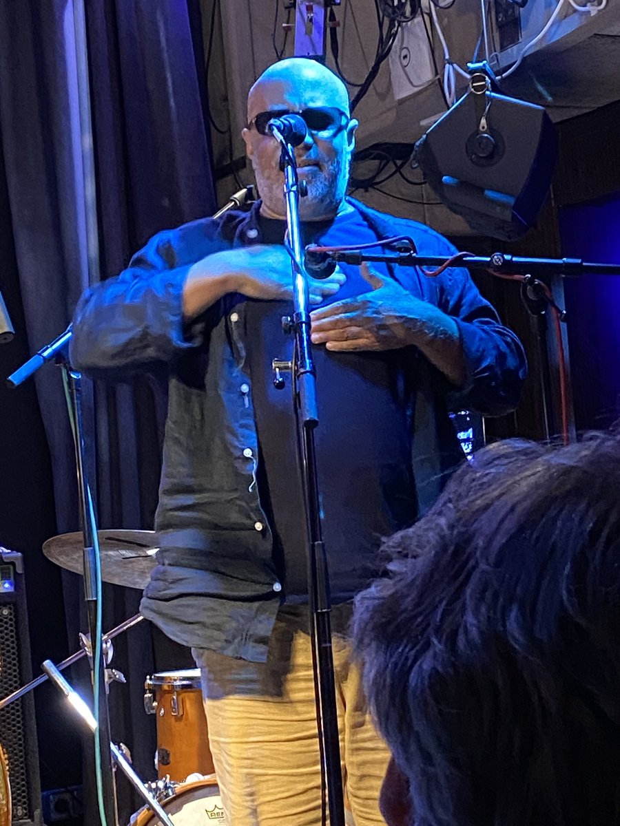 Magnifique « Contraputist » <a href="/ClovisJazz/">Clovis Nicolas</a> 🎻 ce soir <a href="/DUCDESLOMBARDS/">Duc des Lombards</a> avec un all stars <a href="/peltjazz/">JPtheGriot</a> 🎺 @leonparker 🥁<a href="/simona_premax/">simona premazzi</a> 🎹
Plaisir partagé avec mon voisin de table <a href="/DKennedy_Novels/">Douglas Kennedy</a> énervé comme moi par l’irrespect de Vladimir au 1er rang 🤬