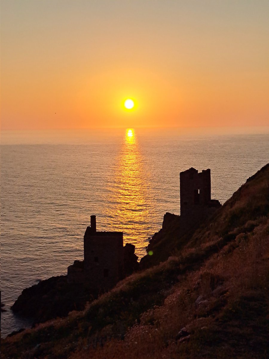 Really quite proud of this image! Stunning sunset, beautiful heritage. 
#Kernow
#oldlandofmyfathers
#cousinjack
<a href="/JamesKittoPhoto/">James Kitto Photography</a>
