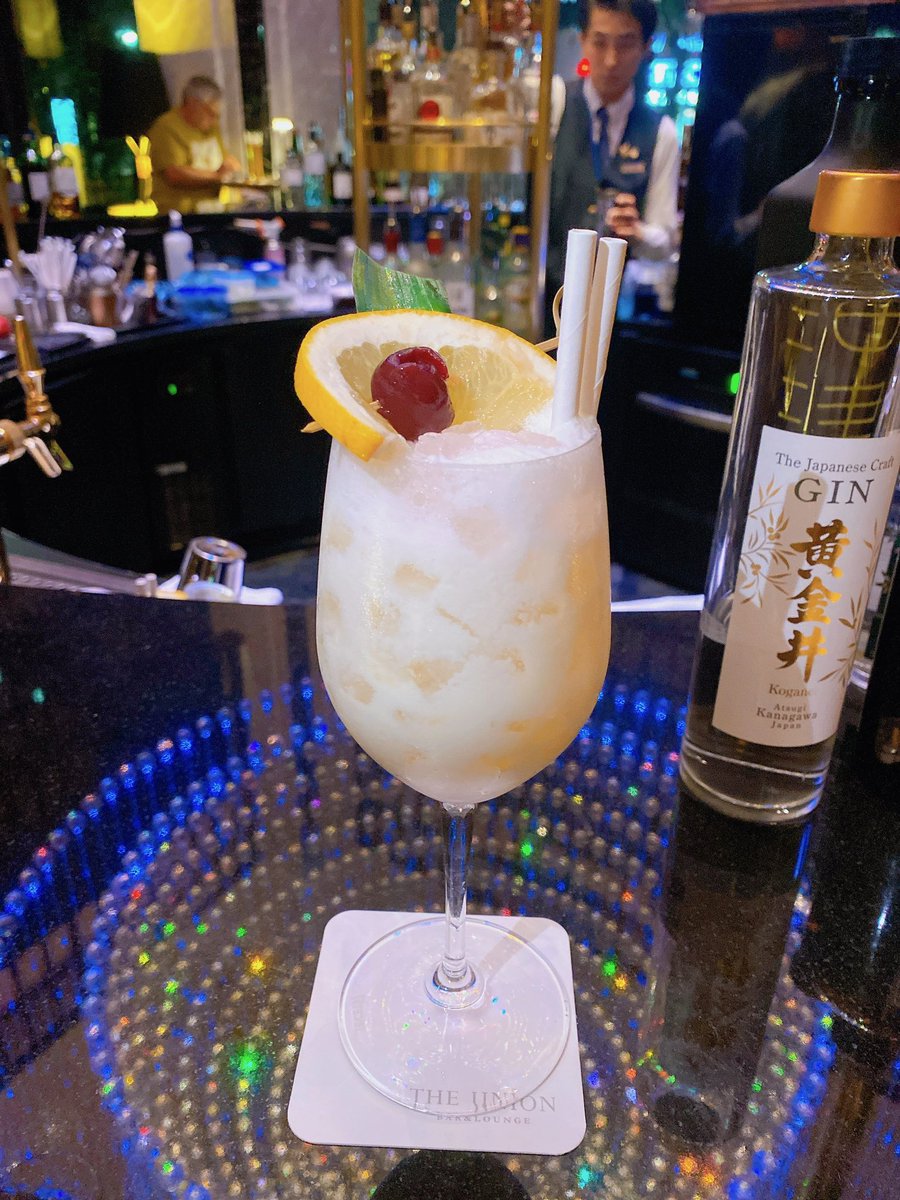 05620_a's tweet photo. 外資系ホテル、
人生初のラウンジ最高だった！！
全てオーダーカクテル🍸 https://t.co/zt80GrS6WW