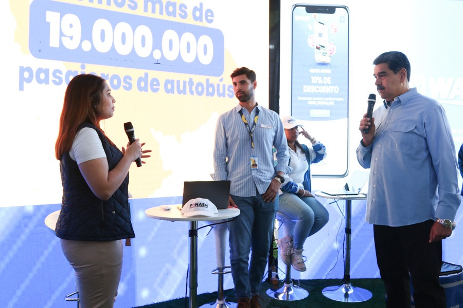 #EnVivo | Presidente <a href="/NicolasMaduro/">Nicolás Maduro</a> “Hay que emprender, hay que atreverse, hay que crear, hay que inventar una nueva economía”

#MiércolesProductivo
<a href="/hectorsilvavzla/">Hector Silva</a>
