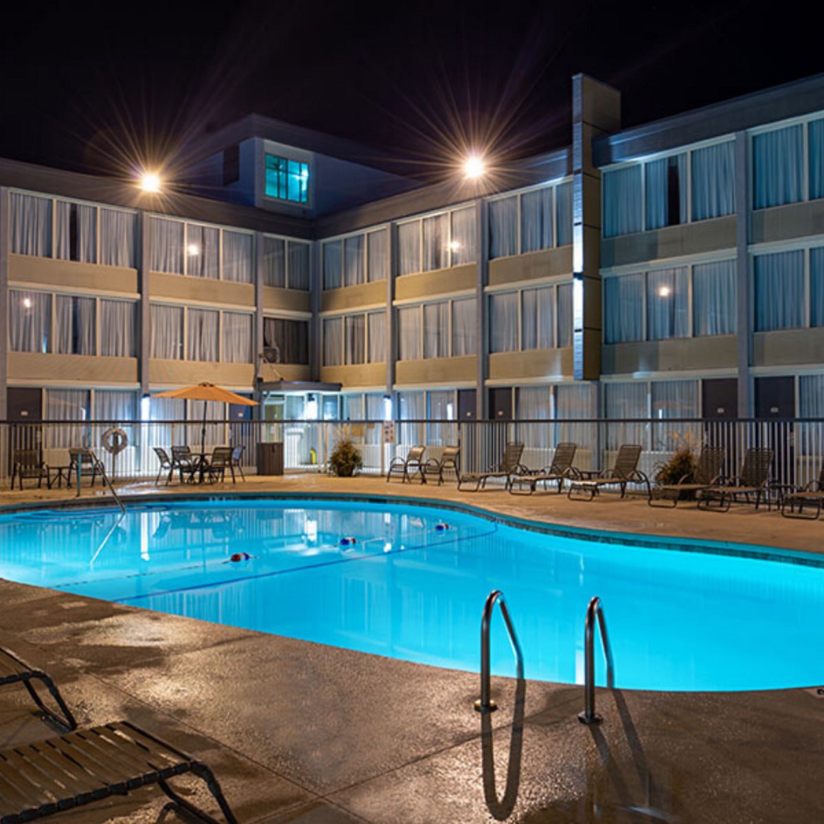 Coming into town for a #tournament?  An incredible on-site restaurant, complimentary #hotbreakfast, and heated #outdoorpool are just a few of the amenities we offer our welcomed guests!