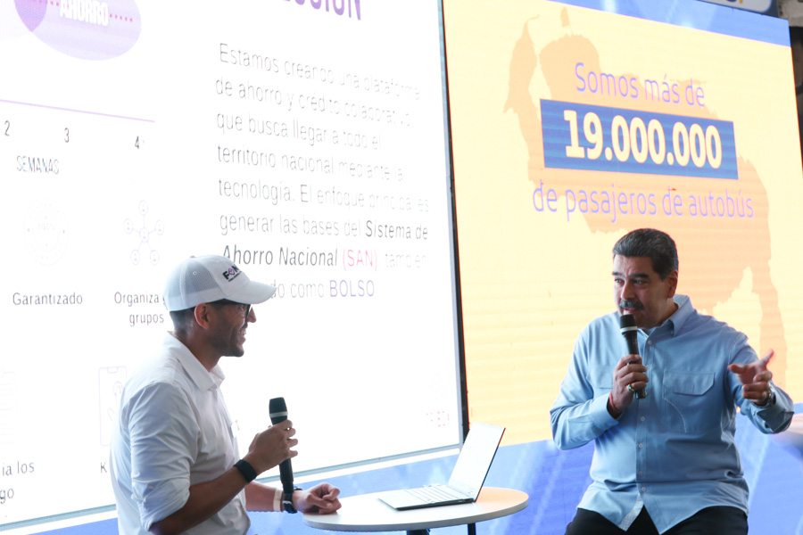 #EnVivo | Presidente <a href="/NicolasMaduro/">Nicolás Maduro</a> “Tenemos más de 712.000 emprendimientos en Venezuela y la cifra va creciendo. A final de año debemos tener 1.000.000 de emprendimientos en el Registro Nacional de Emprendimientos”

#MiércolesProductivo
<a href="/HectorSilvaVzla/">Hector Silva</a>