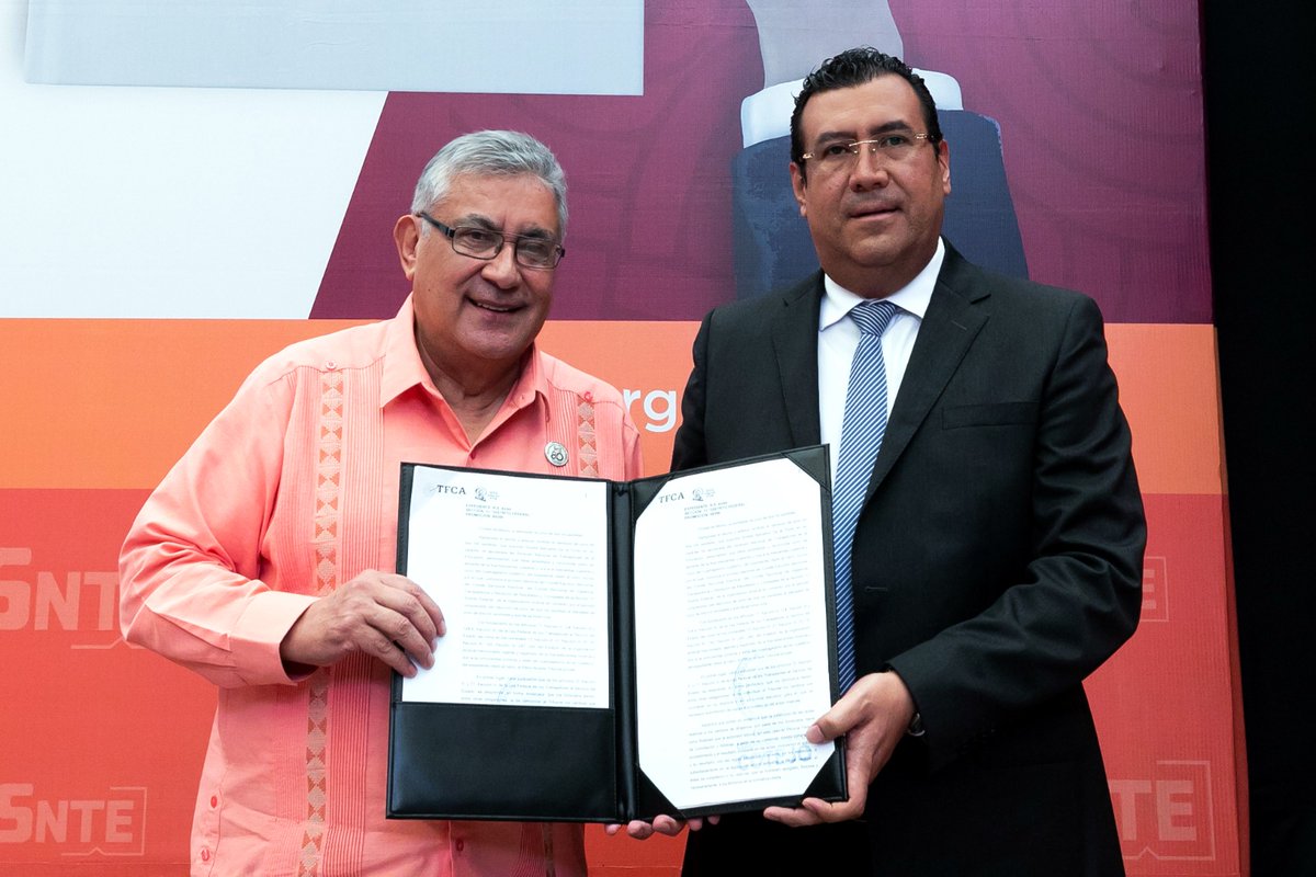 SnteNacional's tweet photo. El líder nacional del #SNTE 📚 Mtro. Alfonso Cepeda Salas entregó las Tomas de Nota 📜 emitidas por el @TFCA_mx 🏢 a los Secretarios Generales de @snteseccion9✔️ @seccionsnte10✔️ @secc11cdmx✔️ y @Seccion60SNTE✔️ que acreditan la legalidad de sus directivas electas el #14deJunio https://t.co/344Bi25VHt