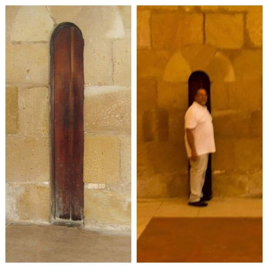 Esta puerta puede parecer un error del arquitecto, pero no lo es

En el Monasterio de Alcobaça, en Portugal, construido en el año 1178, se encuentra una puerta de 2 metros de altura y tan solo 32 cm de ancho, considerada la puerta más estrecha del mundo.