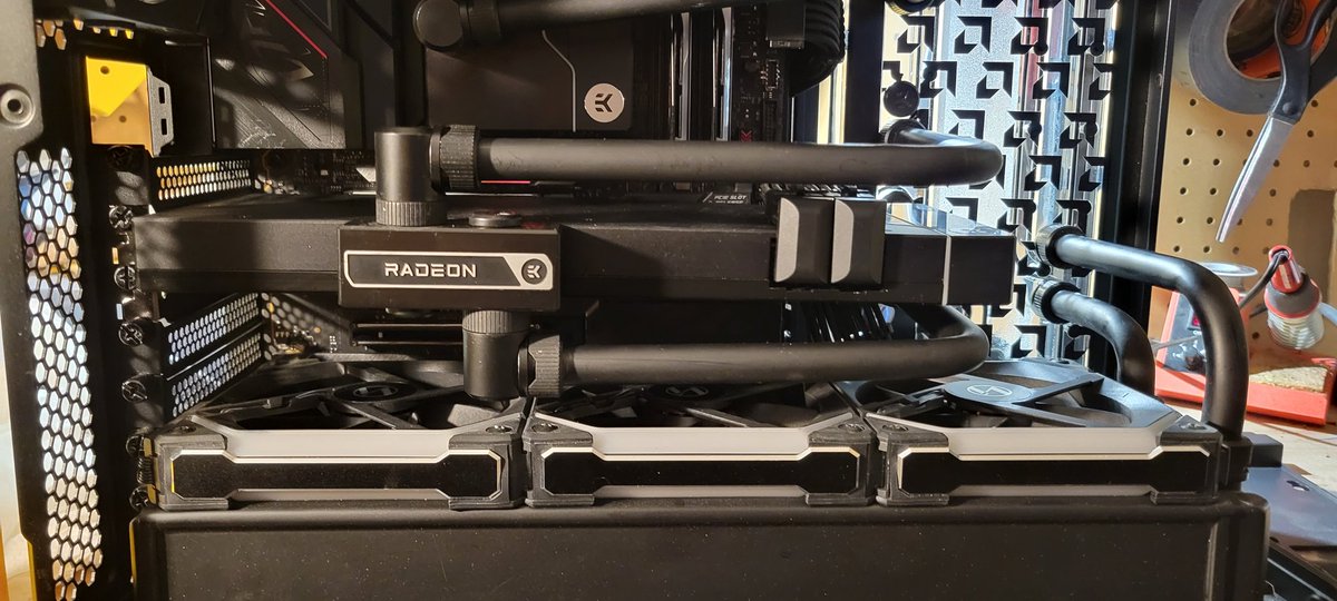 rlamela's tweet photo. @GraphicallyChal Been running a reference 7900xtx for since launch.  No complaints at all 🖖🏽🤓 https://t.co/gEohRCpz8T