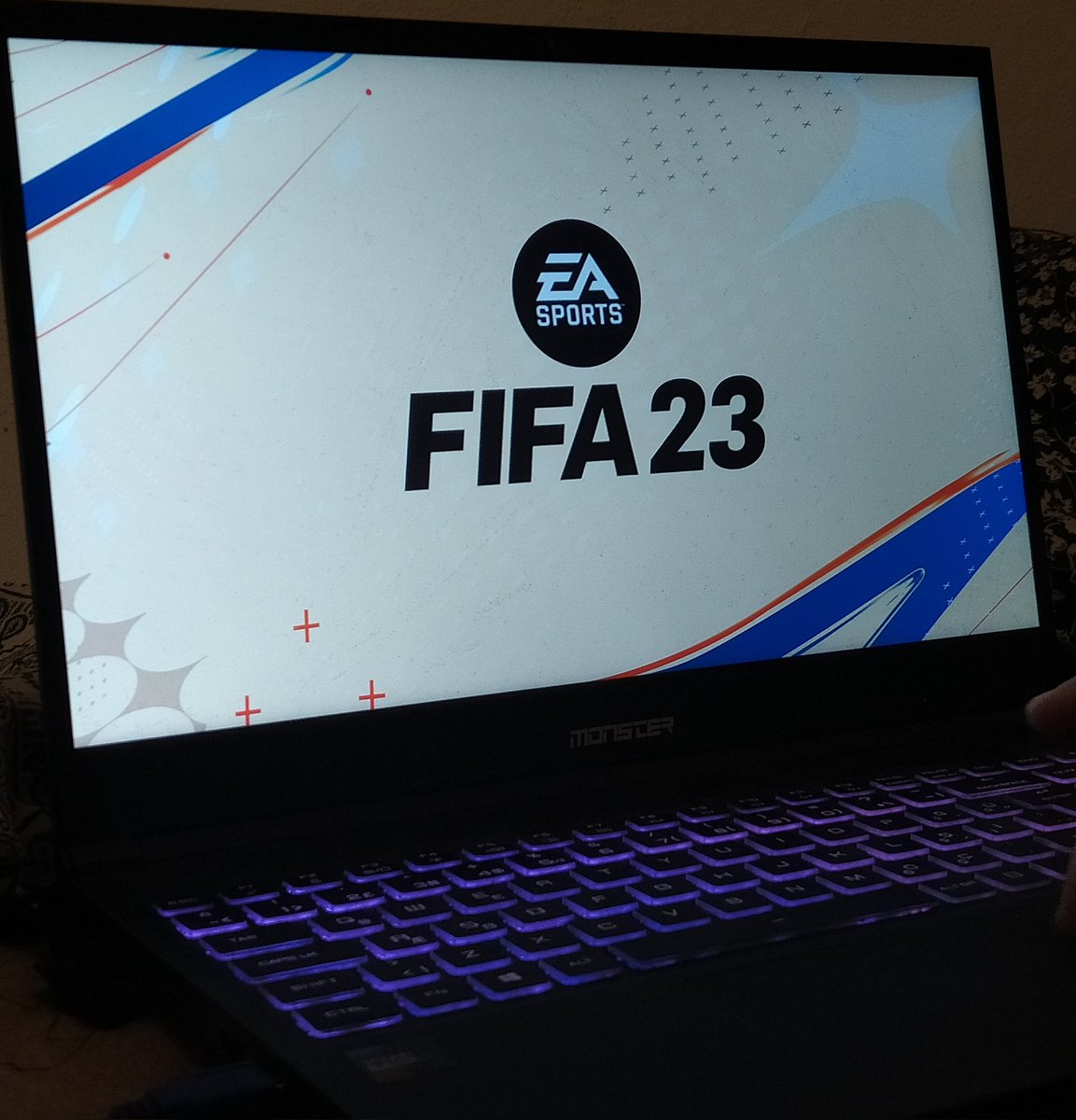 Lan eskiden şu saatlerde kolpa cin muhabbetleri dönerdi köyde şimdi fifa oynuyoruz naptilar bize aq