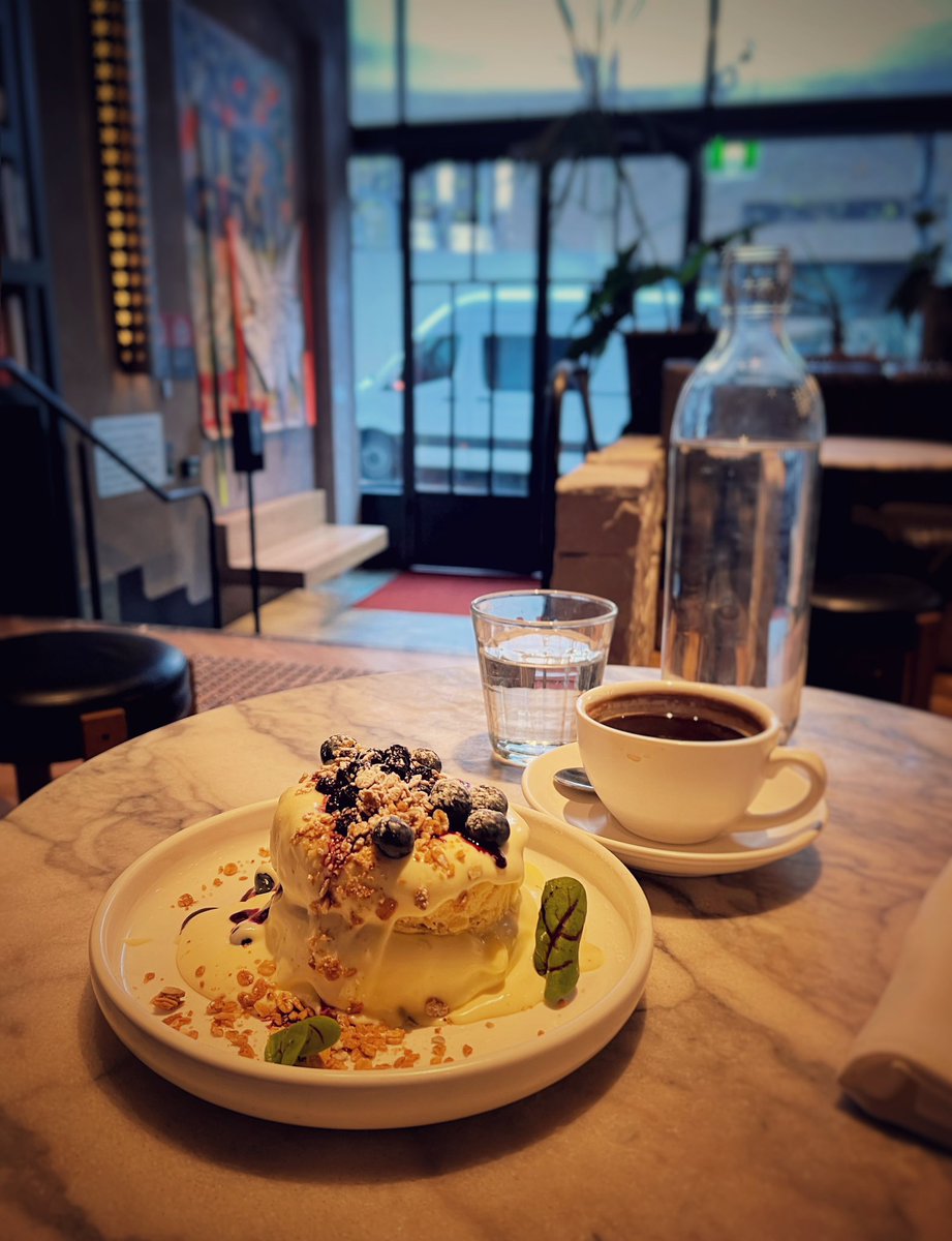 yakan_hikou10's tweet image. 今朝は快晴のSurry Hills。
乾いた冷たい風の吹き抜ける朝。

もうすぐ7月、というのがどこか嘘のように感じられるのは私が北半球の人間だからでしょう。

あたたかい雰囲気のLOAMで朝食を…
ボリューム満点のミルクパンケーキ✨
 
#エースホテルシドニー
#AceHotel