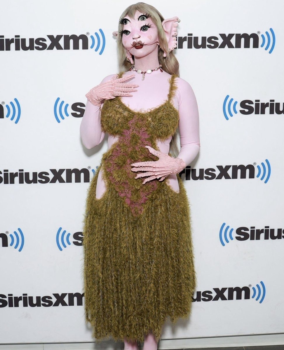 𖤓 • Melanie Martinez’s look for siriusxm studios today 🍄

©️ celebritiesmedia

#melaniemartinez