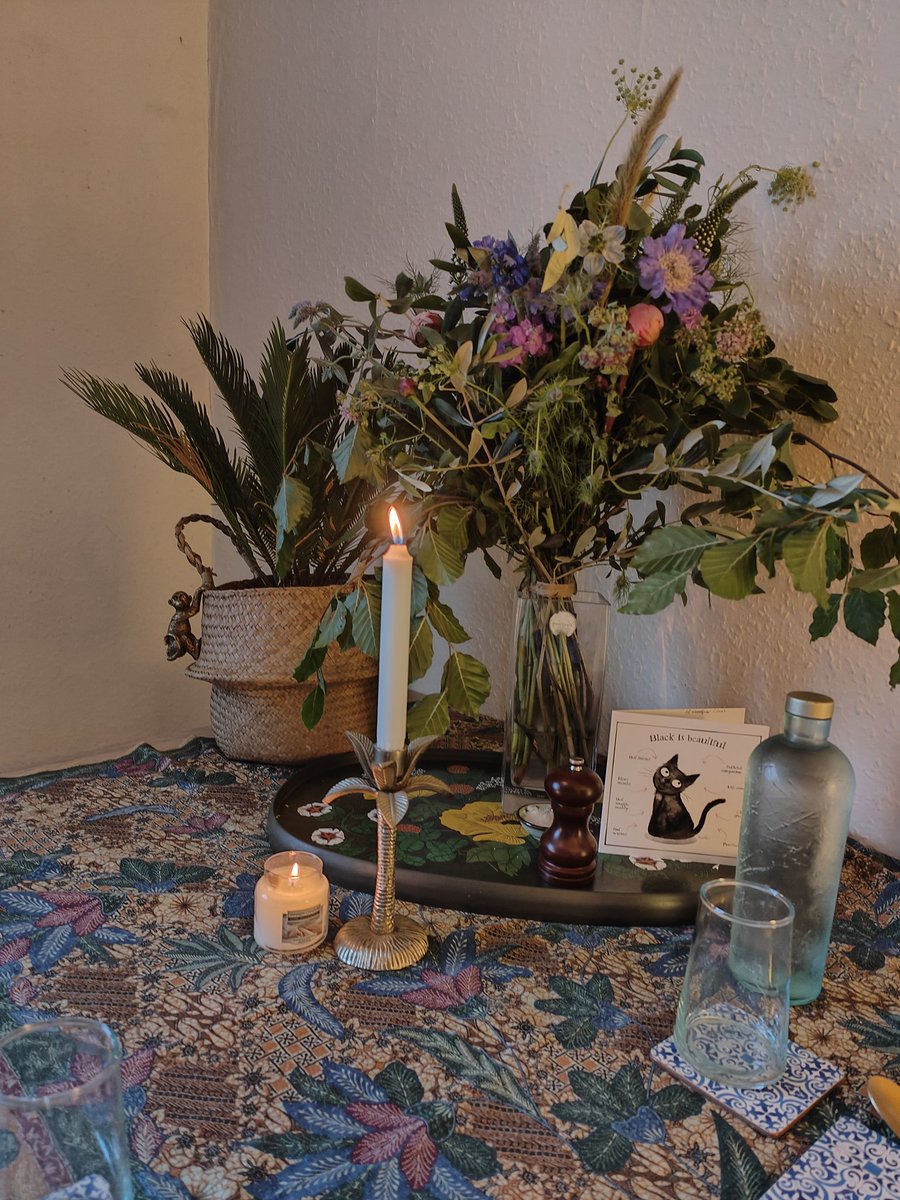 One of my fav things I've made for a while! We kindly got given some courgettes from our friends allotment so I stuffed the flowers w/ crab, prawn &amp; smokey bacon &amp; fried them. The rest of the courgette went into a beef Penang curry.. absolutely divine! 🙏💖