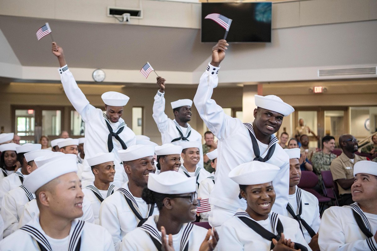 #USNavy Photos of the Day: 

1️⃣ #USSJohnFinn live-fire and 2️⃣ @uss_shiloh bridge watch in Philippine Sea @US7thFleet @INDOPACOM
3️⃣ Family and friends handle a fire hose aboard #USSNimitz @NimitzNews @US3rdFleet
4️⃣ A naturalization ceremony at @NavyRTC
👉 dvidshub.net/r/uw5gq2