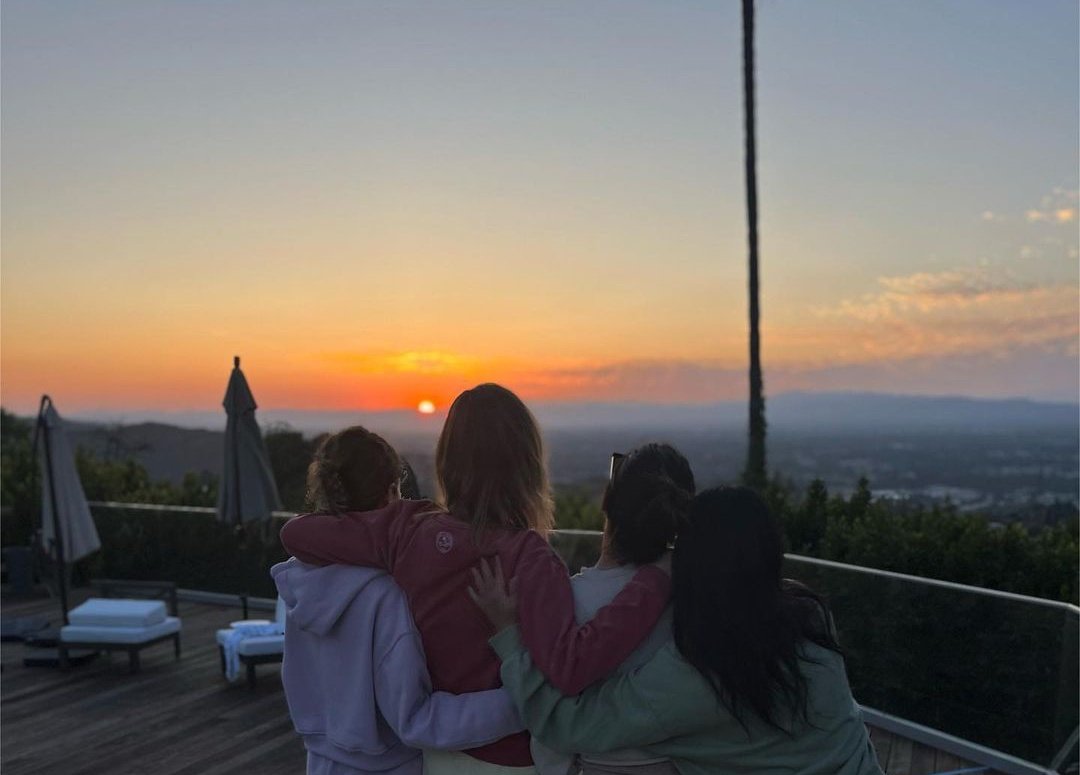 AnnaKRocks's tweet photo. 📷 | Anna Kendrick (@AnnaKendrick47) celebrating Kelley Jakle's birthday with Chrissie Fit &amp; Brittany Snow.

©: Chrissie Fit https://t.co/6yYYC4W815
