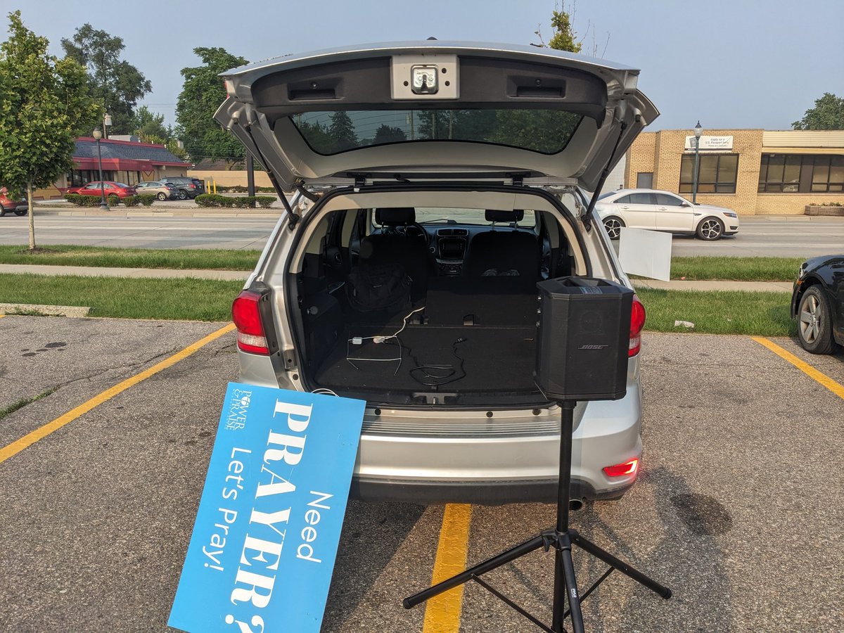 ornryactor's tweet photo. @kroger @MI_Kroger Do you approve of your private property (Hazel Park, MI store) being used to host a group of Christians wandering your parking lot, harassing customers going in/out of your store, obstructing vehicle traffic, and blasting Christian music at a deafening volume? https://t.co/DsaVqcxKbm