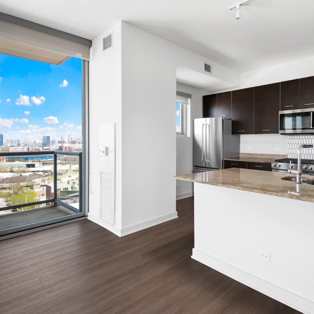 Imagine cooking with this view... 😍

#mondialriverwestapartments #lovewhereyoulive #riverwestapartments #chicagoskyline #chicagoapartments #apartmenthuntingchicago #apartmenthuntingriverwest #riverwestchicago #apartmentliving #apartmentgoals #apartmentforrent...