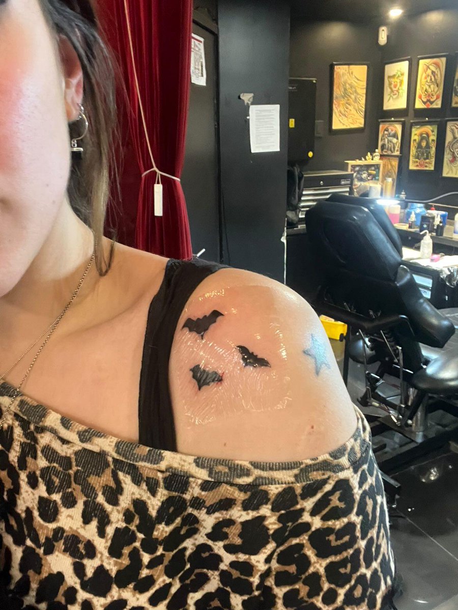 ybarmychile's tweet photo. Algunos tatuajes de hoy en el evento de LowLife ‼️🖤  #Chileisalowlife @yungblud https://t.co/wk8447GO3B