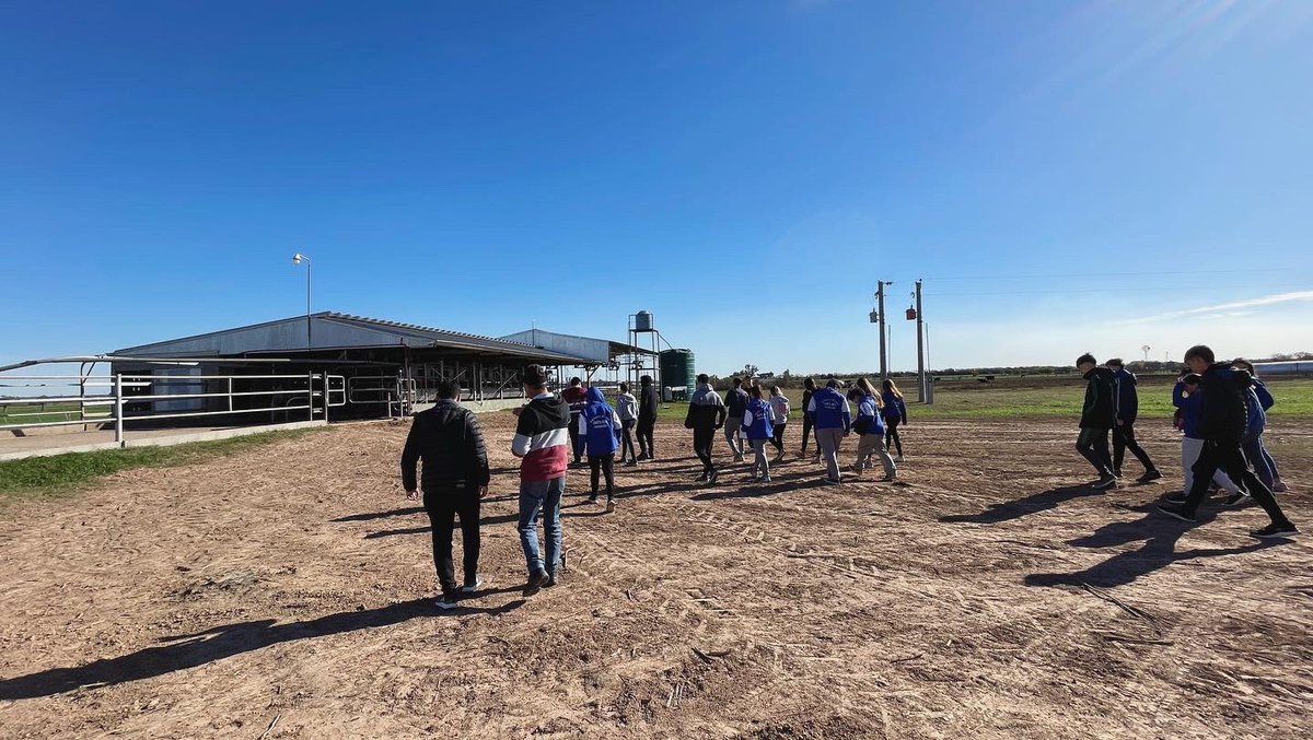julianimhoff's tweet photo. Hoy recibimos a los chicos de 4to y 5to de la escuela secundaria Santa Ana de Gessler, vinieron a conocer más sobre la producción láctea. 💚🐄🥛 https://t.co/UxjrHtB6Cm