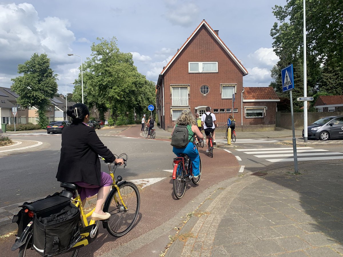 Geek moment! Met the godmother of the CROW bicycle traffic design manual @HillieTalens If you work in #roaddesign this is a must have in your library. #bicyclestreets #dutchroundabouts crow.nl/publicaties/de…