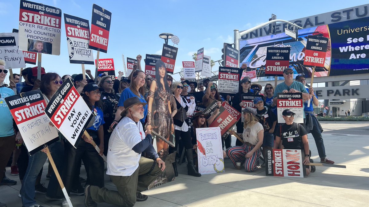 bernadett_no_e's tweet photo. Battle on fellow writers ⚔️ Grateful to stand in solidarity & picket with some of my favorite humans who wrote & starred in my favorite childhood tv show XENA:WARRIOR PRINCESS. This has always been a community ready to fight for the greater good, inspire change, promote equality & strength… and today was no exception! Thanks for all that you do…and for lunch 🌮🙏 #XenaPicket #WGAStrike #WGAWest #KatherineFuget #StevenSears #ReneeOconnor #LucyLawless #RobTapert #MelissaBlake #AUSXIP #Xena #WritersOfTwitter #WritersLife #ActorsLife #SAGAFTRA #LosAngeles