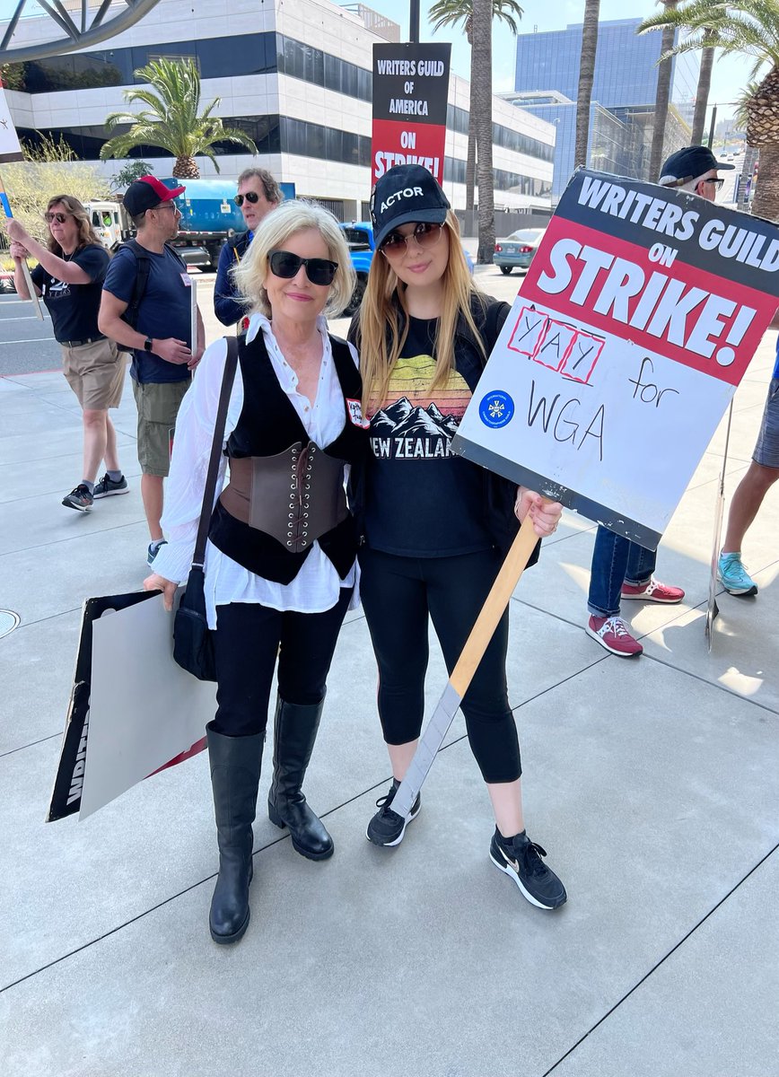 bernadett_no_e's tweet photo. Battle on fellow writers ⚔️ Grateful to stand in solidarity & picket with some of my favorite humans who wrote & starred in my favorite childhood tv show XENA:WARRIOR PRINCESS. This has always been a community ready to fight for the greater good, inspire change, promote equality & strength… and today was no exception! Thanks for all that you do…and for lunch 🌮🙏 #XenaPicket #WGAStrike #WGAWest #KatherineFuget #StevenSears #ReneeOconnor #LucyLawless #RobTapert #MelissaBlake #AUSXIP #Xena #WritersOfTwitter #WritersLife #ActorsLife #SAGAFTRA #LosAngeles