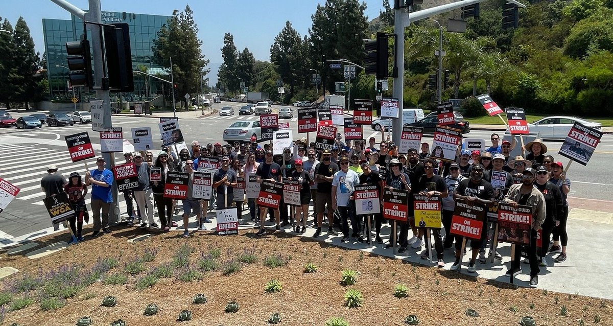 From today's #WGAStrong #MarvelTV picket.  

If you loved any #Marvel on TV from 2012-2020, chances are someone in this picture was partially responsible for that.

Great catching up with so many amazing writers, directors, actors, and crew from #AgentsofSHIELD.