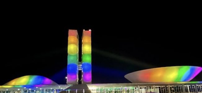 O Congresso Nacional agora, iluminado com as cores da bandeira LGBTQIA+ 🏳️‍🌈. 

Este mesmo Congresso nunca aprovou uma lei em prol dos direitos e da defesa de nossa população.

Essa realidade precisa mudar. Essa é uma de minhas lutas. Para que essas cores não sejam em vão.