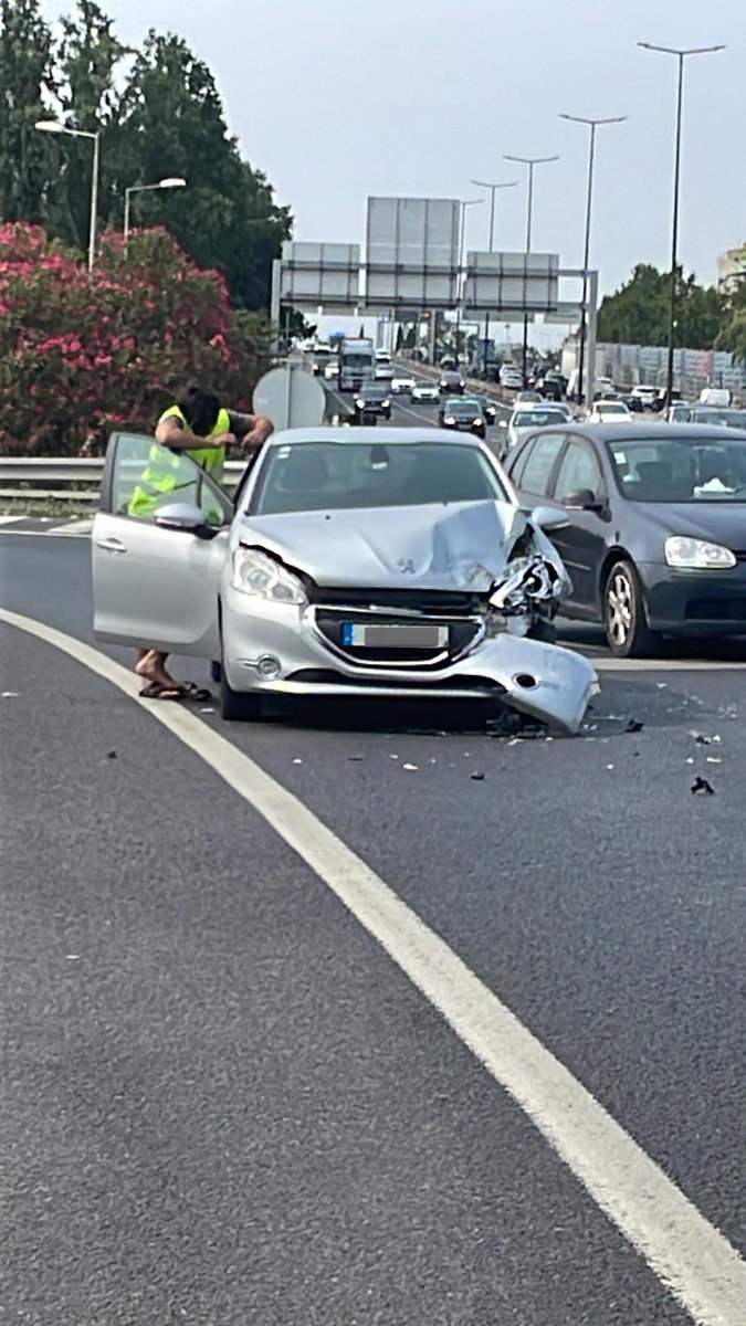 Hoje tive uma pobre alma que bateu contra mim. 
A da esquerda é a minha princesa o carro da direita prontos já sabem.