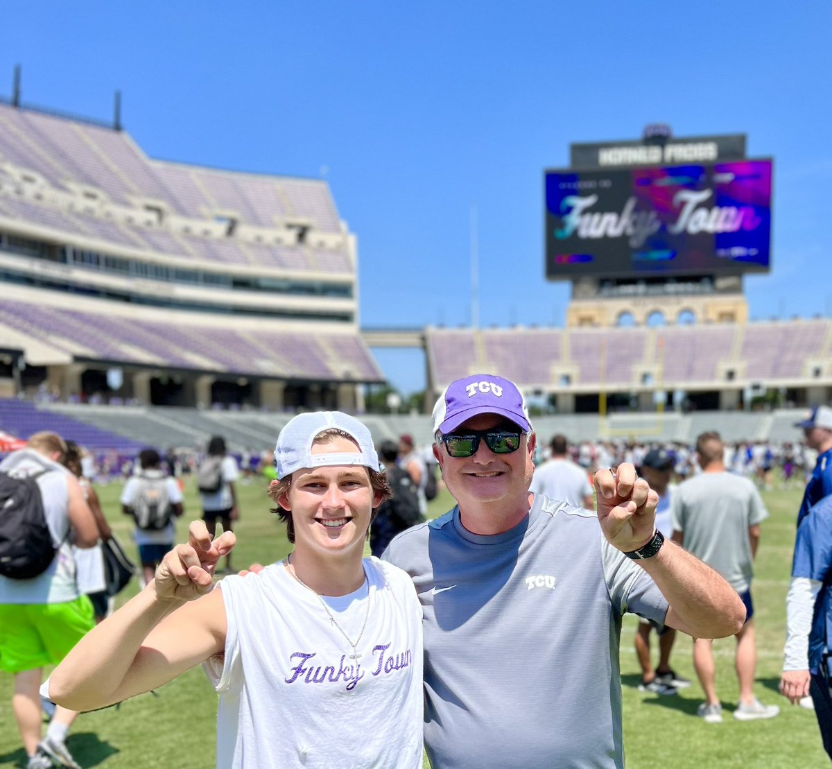 AustinBoothe15's tweet photo. @kylelemmermann1 @TCUFootball @TCU @JClarkHFB247 @tophskickers @dctf @FrogPreacher @FrogsOWar @drewdavison @HORNEDFROGFB @FrogRecruiting @BrandonHuffman Congrats @kylelemmermann1 - y’all are going to great things May play with or against each other one day! 

Go Frogs!  I’ll always be a #TCU fan no matter where I end up.  Famiky = alums &amp; grew up a frog

@CoachSonnyDykes &amp; the @TCUFootball staff are best of breed…CLASS ACT! 😈 https://t.co/GlcdXfBTOC