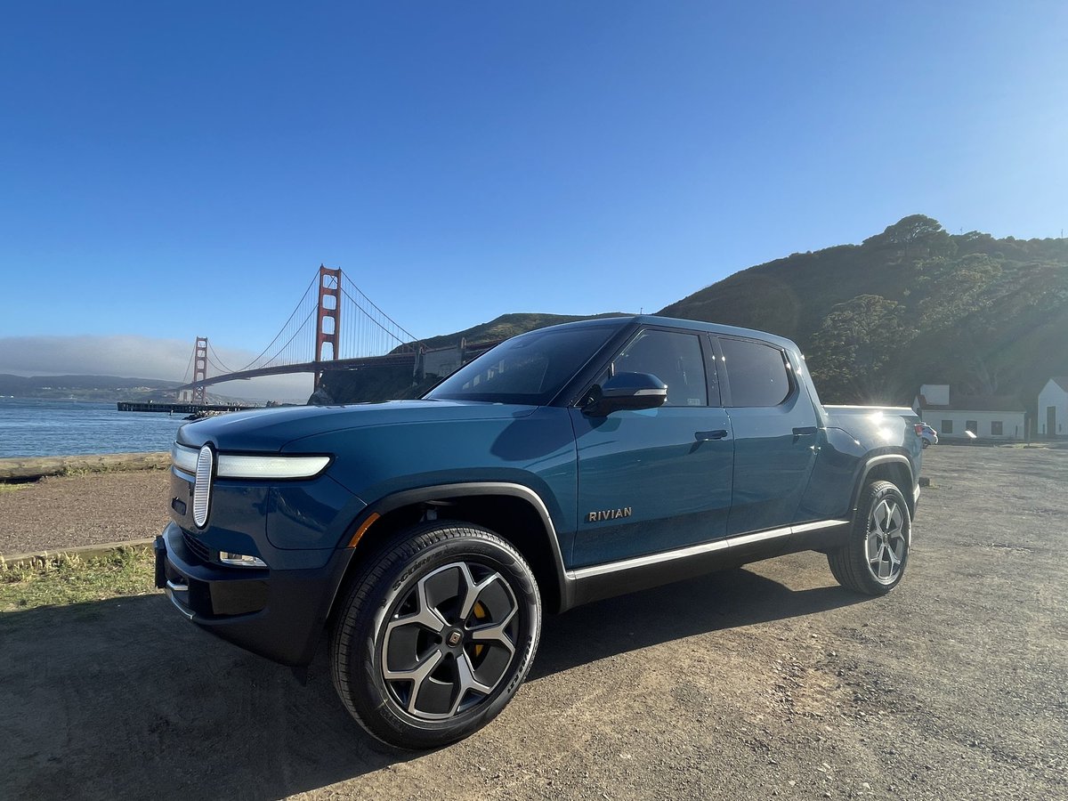 Ashlee_withanE's tweet photo. Why yes we did take our new @Rivian for a cute little photo shoot when we finally picked her up… wouldn’t you? 🥲🥰🌈

#ev #rivian #sf #goldengate #bayarea #inlove https://t.co/KtSos1ZZZd