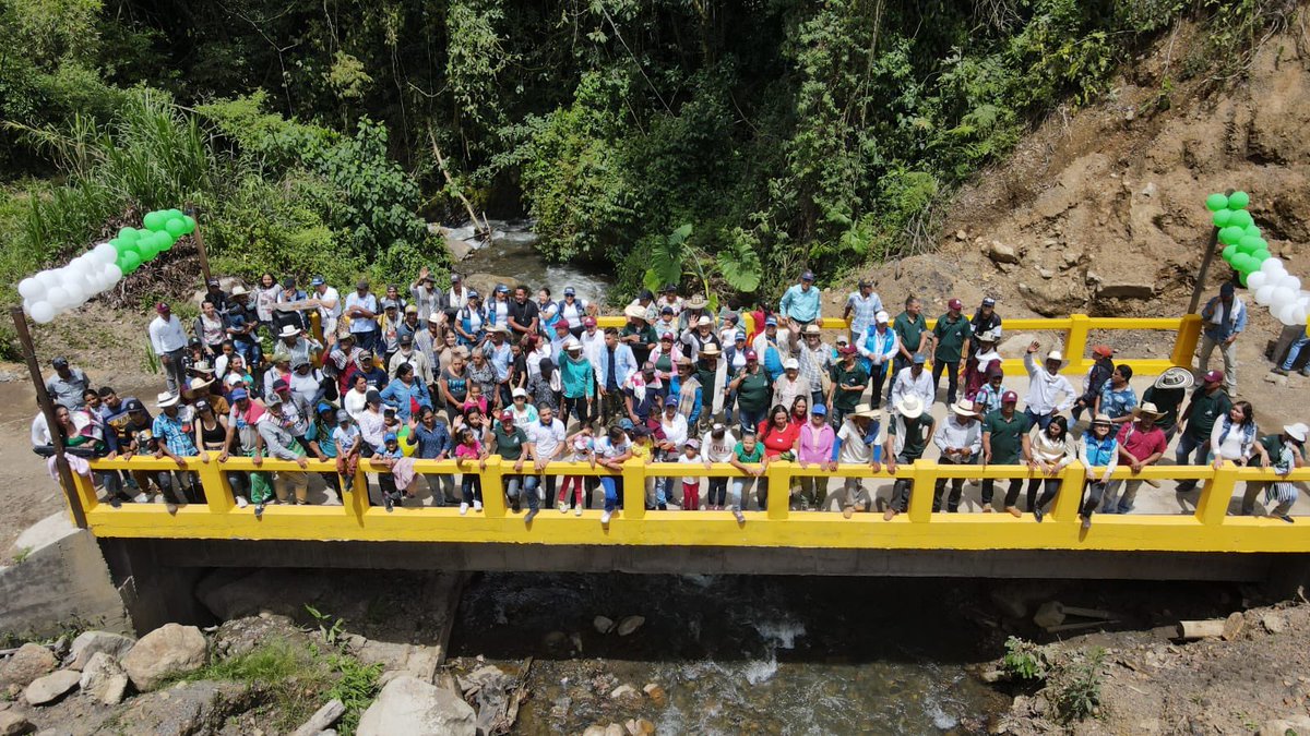 alcaldiasfda's tweet image. El puente de la vereda La Milagrosa🌄 sobre la quebrada La Pená que •abastece nuestro casco urbano• ¡Es una realidad!, la obra supera una inversión de $250 millones y es resultado del trabajo en equipo de @FedeCafeteros, @AlcaldiaCaicedo y nuestro gobierno #ConstruyendoProgreso