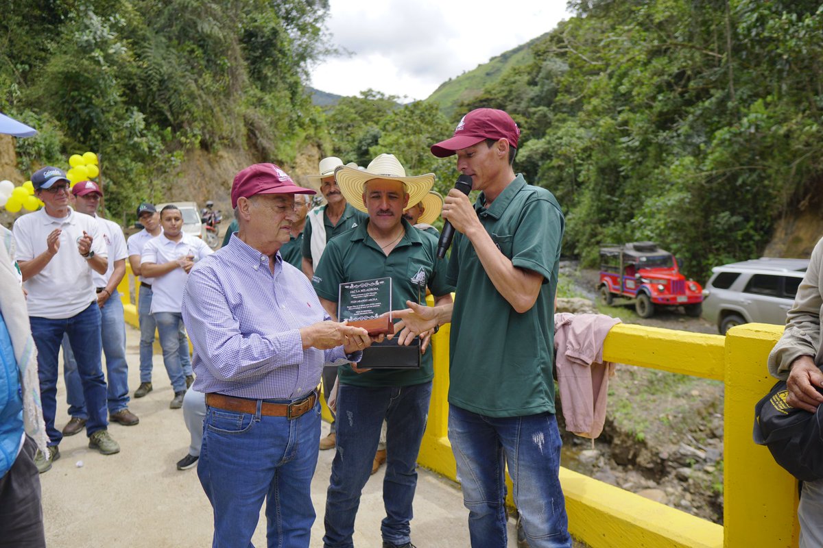 alcaldiasfda's tweet image. El puente de la vereda La Milagrosa🌄 sobre la quebrada La Pená que •abastece nuestro casco urbano• ¡Es una realidad!, la obra supera una inversión de $250 millones y es resultado del trabajo en equipo de @FedeCafeteros, @AlcaldiaCaicedo y nuestro gobierno #ConstruyendoProgreso