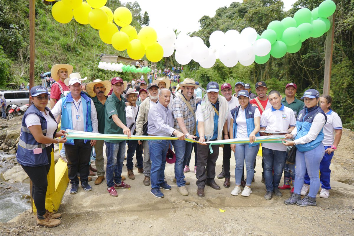 alcaldiasfda's tweet image. El puente de la vereda La Milagrosa🌄 sobre la quebrada La Pená que •abastece nuestro casco urbano• ¡Es una realidad!, la obra supera una inversión de $250 millones y es resultado del trabajo en equipo de @FedeCafeteros, @AlcaldiaCaicedo y nuestro gobierno #ConstruyendoProgreso