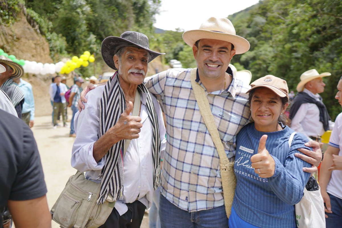 alcaldiasfda's tweet image. El puente de la vereda La Milagrosa🌄 sobre la quebrada La Pená que •abastece nuestro casco urbano• ¡Es una realidad!, la obra supera una inversión de $250 millones y es resultado del trabajo en equipo de @FedeCafeteros, @AlcaldiaCaicedo y nuestro gobierno #ConstruyendoProgreso