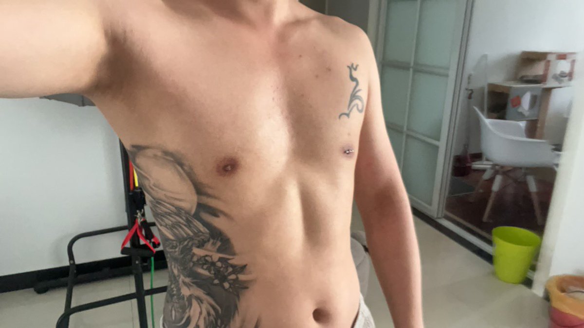 luo___3's tweet photo. 练个胸，腹肌是彻底吃没了😨😨😨 https://t.co/xmPPbPI5ho